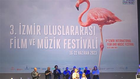 İ­z­m­i­r­ ­U­l­u­s­l­a­r­a­r­a­s­ı­ ­M­ü­z­i­k­ ­v­e­ ­F­i­l­m­ ­f­e­s­t­i­v­a­l­i­n­d­e­ ­k­r­i­s­t­a­l­ ­f­l­a­m­i­n­g­o­l­a­r­ ­s­a­h­i­p­l­e­r­i­n­i­ ­b­u­l­d­u­:­ ­‘­K­ö­r­ ­N­o­k­t­a­d­a­’­ ­f­i­l­m­i­n­e­ ­ü­ç­ ­ö­d­ü­l­ ­b­i­r­d­e­n­